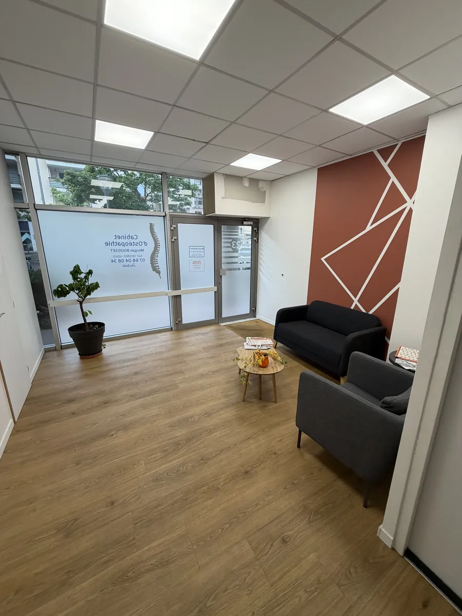 La salle d’attente, côté vitrine du cabinet d’ostéopathie de Morgan Bouisset à Colomiers